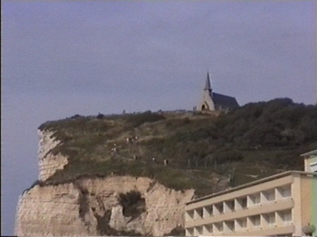 64 - DES GENS GRIMPENT AU SOMMET DE LA FALAISE EST.JPG